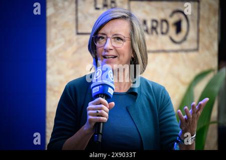 Berlin, Deutschland. Mai 2024. Ulrike Demmer, Generaldirektorin des Rundfunks Berlin-Brandenburg (rbb), spricht auf der digitalen Konferenz re:publica 2024. Das diesjährige dreitägige Festival für die digitale Gesellschaft (27-29. Mai 2024) steht unter dem Motto „Wer kümmert sich?“. Quelle: Bernd von Jutrczenka/dpa/Alamy Live News Stockfoto