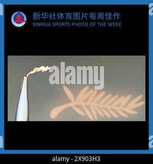 Peking, China. Mai 2024. XINHUA SPORTFOTO DER WOCHE (vom 20. Mai bis 26. Mai 2024) am 28. Mai 2024 ÜBERTRAGEN. Die Olympische Fackel Paris 2024 wird auf der 77. Ausgabe des Filmfestivals in Cannes, Südfrankreich, am 21. Mai 2024 im Rahmen der Olympischen Spiele gezeigt. Quelle: Gao Jing/Xinhua/Alamy Live News Stockfoto