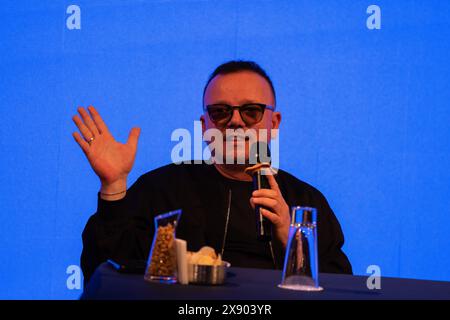 Neapel, Italien. Mai 2024. Gigi D'alessio, der berühmte italienische Sänger und Songwriter, spricht während der „Gigi uno come te“-Pressekonferenz. Quelle: SOPA Images Limited/Alamy Live News Stockfoto