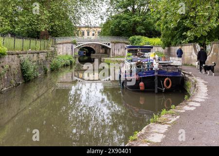 Dekorative Gusseisen-Fußgängerbrücke von der Coalbrookdale Foundry über den Kennet und Avon-Kanal in Bath, England, Großbritannien Stockfoto