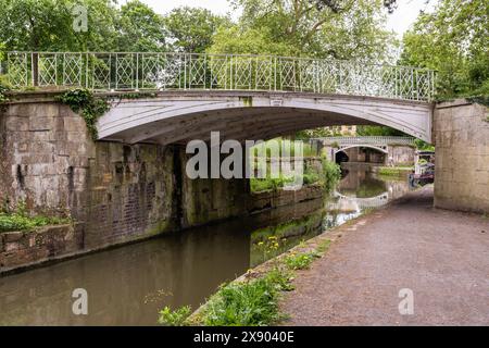 Dekorative Gusseisen-Fußgängerbrücken von Coalbrookdale Foundry über den Kennet- und Avon-Kanal in Bath, England, Großbritannien Stockfoto