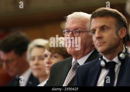 Nordrhein-Westfalen, Münster, Deutschland. 28. Mai 2024. Bundespräsident Frank-Walter Steinmeier (M) sitzt neben dem französischen Staatspräsidenten Emmanuel Macron im Ballsaal des historischen Rathauses Münster, wo der französische Staatspräsident den Preis für den Internationalen Frieden von Westfalen erhält. Der französische Präsident Macron und seine Frau besuchen auf Einladung von Bundespräsident Steinmeier zu einem dreitägigen Staatsbesuch in Deutschland. Foto: Rolf Vennenbernd/dpa Stockfoto