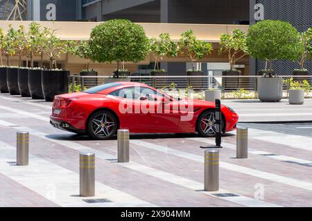 Nahaufnahme des roten Ferrari F8 Tributo in der Dubai Mall. Stockfoto