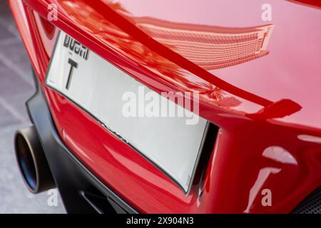 Nahaufnahme der Rückseite des roten Ferrari-Autos. Stockfoto