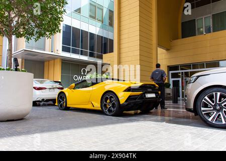 Nahaufnahme des gelben Lamborghini Huracán EVO Spyder, der in der Dubai Mall geparkt ist. Stockfoto