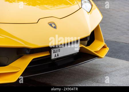 Nahaufnahme des Lamborghini-Logos auf der Vorderseite des Fahrzeugs. Stockfoto