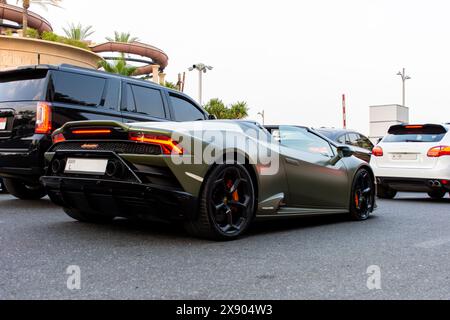 Lamborghini Huracán EVO Spyder in Dubai City. Stockfoto