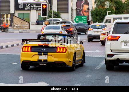 Rückansicht des gelben Ford Mustang GT auf der Straße in Dubai City. Stockfoto