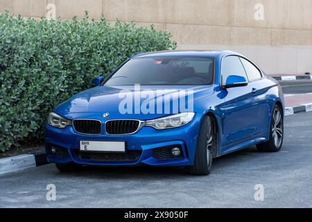 Nahaufnahme des blauen BMW 420i auf dem Parkplatz in Dubai City. Stockfoto
