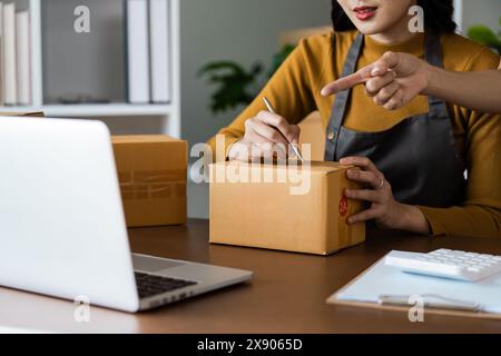 Junger Unternehmer mit Laptop. Vorbereitung auf Versand, Online-Verkauf, E-Commerce-Konzept Stockfoto