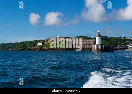 Castle Cornet und Leuchtturm am Ende des Castle Pier am Eingang zum St. Peter Port Hafen Hauptstadt Guernsey Channel Islands ein schöner sonniger Mai Tag Stockfoto