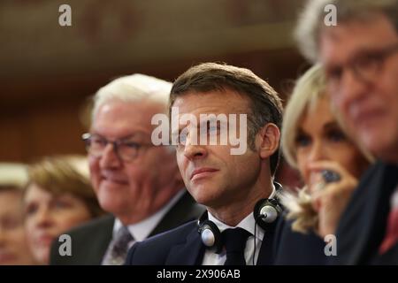 28. Mai 2024, Nordrhein-Westfalen, Münster: Der französische Staatspräsident Emmanuel Macron (M) sitzt neben Bundespräsident Frank-Walter Steinmeier (l) im Ballsaal des historischen Rathauses Münster, wo der französische Staatspräsident den Preis für den Internationalen Frieden von Westfalen erhält. Der französische Präsident Macron und seine Frau besuchen auf Einladung von Bundespräsident Steinmeier zu einem dreitägigen Staatsbesuch in Deutschland. Foto: Rolf Vennenbernd/dpa Stockfoto