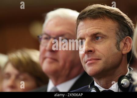 28. Mai 2024, Nordrhein-Westfalen, Münster: Der französische Staatspräsident Emmanuel Macron (r) sitzt neben Bundespräsident Frank-Walter Steinmeier im Ballsaal des historischen Rathauses Münster, wo der französische Staatspräsident den Preis für den Internationalen Frieden von Westfalen erhält. Der französische Präsident Macron und seine Frau besuchen auf Einladung von Bundespräsident Steinmeier zu einem dreitägigen Staatsbesuch in Deutschland. Foto: Rolf Vennenbernd/dpa Stockfoto