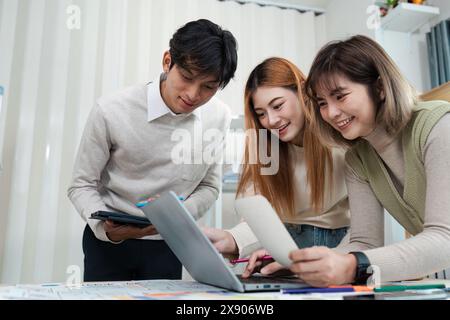 Das Innenarchitekten-Team präsentiert Farben mithilfe von Farbmustern, während das Notebook UI- und UX-Designs für mobile Apps und Websites anzeigt Stockfoto