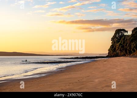 Ein Kajakfahrer am frühen Morgen am Campbells Bay Beach an der Ostküste der Nordinsel und 20 Minuten nördlich von Auckland, Neuseeland Stockfoto