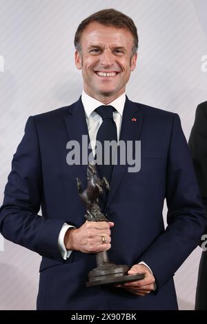 28. Mai 2024, Nordrhein-Westfalen, Münster: Emmanuel Macron, Präsident Frankreichs, hält im Ballsaal des historischen Rathauses Münsters den Preis für den Internationalen Frieden von Westfalen in Händen. Der französische Präsident Macron und seine Frau besuchen auf Einladung von Bundespräsident Steinmeier zu einem dreitägigen Staatsbesuch in Deutschland. Foto: Rolf Vennenbernd/dpa Stockfoto
