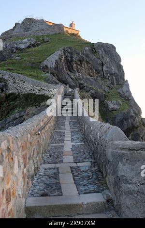 Blick über die Treppe bei San Juan de Gaztelugatxe in Spanien bei Sonnenaufgang Stockfoto