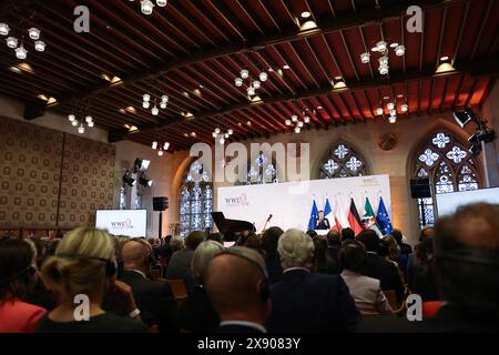 28. Mai 2024, Nordrhein-Westfalen, Münster: Der französische Präsident Emmanuel Macron spricht im Festsaal des historischen Rathauses von Münster bei der Verleihung des Internationalen Friedenspreises für Westfalen. Der französische Präsident Macron und seine Frau besuchen auf Einladung von Bundespräsident Steinmeier zu einem dreitägigen Staatsbesuch in Deutschland. Foto: Rolf Vennenbernd/dpa Stockfoto