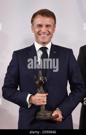 28. Mai 2024, Nordrhein-Westfalen, Münster: Emmanuel Macron, Präsident Frankreichs, hält im Ballsaal des historischen Rathauses Münsters den Preis für den Internationalen Frieden von Westfalen in Händen. Der französische Präsident Macron und seine Frau besuchen auf Einladung von Bundespräsident Steinmeier zu einem dreitägigen Staatsbesuch in Deutschland. Foto: Rolf Vennenbernd/dpa Stockfoto