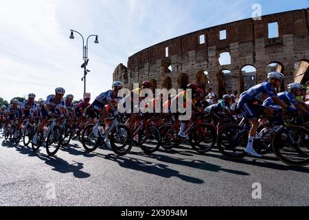 Radfahrer treten während des 107. Giro d'Italia 2024, Stage 21, einer 125 km langen Roma-Roma an. Tadej Pogacar (Team Emirates der Vereinigten Arabischen Emirate) gewann den 107. Giro d’Italia und trug die letzte Maglia Rosa des General Classification Leaders. Daniel Felipe Martinez (Bora ñ Hansgrohe) und Geraint Thomas (Ineos Grenadiers) wurden Zweiter und Dritter. Tim Merlier (Soudal Quick-Step) gewann die 21. Etappe, die 125 km lange Roma-Roma. (Foto: Stefano Costantino / SOPA Images/SIPA USA) Stockfoto