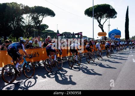 Radfahrer treten während des 107. Giro d'Italia 2024, Stage 21, einer 125 km langen Roma-Roma an. Tadej Pogacar (Team Emirates der Vereinigten Arabischen Emirate) gewann den 107. Giro d’Italia und trug die letzte Maglia Rosa des General Classification Leaders. Daniel Felipe Martinez (Bora ñ Hansgrohe) und Geraint Thomas (Ineos Grenadiers) wurden Zweiter und Dritter. Tim Merlier (Soudal Quick-Step) gewann die 21. Etappe, die 125 km lange Roma-Roma. (Foto: Stefano Costantino / SOPA Images/SIPA USA) Stockfoto