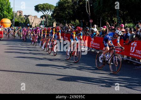 Tadej Pogacar aus Slowenien und das Team Emirates - Pink Leader Jersey treten während des 107. Giro d'Italia 2024, Stage 21, an einem 125 km langen Roma-Roma-Team an. Tadej Pogacar (Team Emirates der Vereinigten Arabischen Emirate) gewann den 107. Giro d’Italia und trug die letzte Maglia Rosa des General Classification Leaders. Daniel Felipe Martinez (Bora ñ Hansgrohe) und Geraint Thomas (Ineos Grenadiers) wurden Zweiter und Dritter. Tim Merlier (Soudal Quick-Step) gewann die 21. Etappe, die 125 km lange Roma-Roma. (Foto: Stefano Costantino / SOPA Images/SIPA USA) Stockfoto