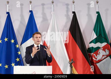28. Mai 2024, Nordrhein-Westfalen, Münster: Der französische Präsident Emmanuel Macron spricht im Festsaal des historischen Rathauses von Münster bei der Verleihung des Internationalen Friedenspreises für Westfalen. Der französische Präsident Macron und seine Frau besuchen auf Einladung von Bundespräsident Steinmeier zu einem dreitägigen Staatsbesuch in Deutschland. Foto: Rolf Vennenbernd/dpa Stockfoto
