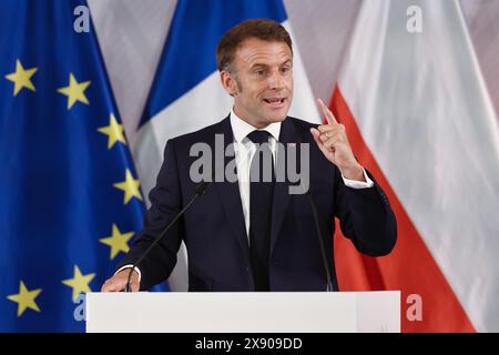 28. Mai 2024, Nordrhein-Westfalen, Münster: Der französische Präsident Emmanuel Macron spricht im Festsaal des historischen Rathauses von Münster bei der Verleihung des Internationalen Friedenspreises für Westfalen. Der französische Präsident Macron und seine Frau besuchen auf Einladung von Bundespräsident Steinmeier zu einem dreitägigen Staatsbesuch in Deutschland. Foto: Rolf Vennenbernd/dpa Stockfoto