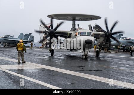 240527-N-SI601-1008 PHILIPPINISCHE SEE (27. Mai 2024) Seeleute führen eine E-2D Hawkeye, die an die Tigertails der Airborne Command and Control Squadron ( Stockfoto