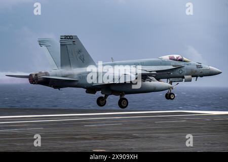 240527-N-SI601-1183 PHILIPPINISCHE SEE (27. Mai 2024) eine F/A-18E Super Hornet, die an die Royal Maces of Strike Fighter Squadron (VFA) 27 angeschlossen ist, startet o Stockfoto