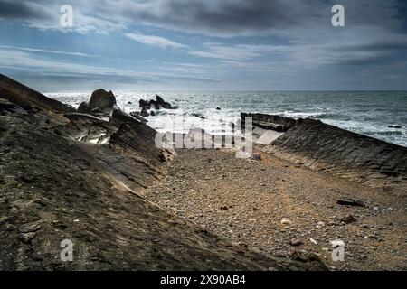 Ein Beispiel für die geologische Formation, bekannt als Bude Formation an einem Strand an der Küste von Bude in Cornwall in Großbritannien. Stockfoto