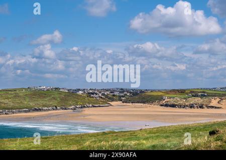 Ein Blick von West Pentire zum Crantock Beach in Newquay in Cornwall in Großbritannien. Stockfoto