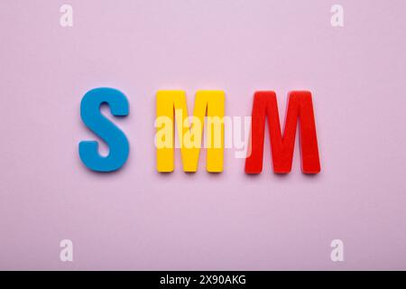 SMM, Social Media Marketing-Symbol. Konzeptwort SMM Social Media Marketing auf violettem Hintergrund. Business, SMM Social-Media-Marketing-Konzept. Top VI Stockfoto