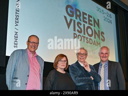 28. Mai 2024, Brandenburg, Potsdam: Andreas Runze (l-r), Geschäftsführer der Runze und Casper Werbeagentur, Karen Arikian, Kuratorin Green Visions Potsdam, Dieter Kosslick, Festivaldirektor Green Visions Potsdam und Bernd Rubelt, Stadtrat der Stadt Potsdam für Stadtentwicklung, nehmen Sie an einer Presseveranstaltung Teil, um das Filmfestival für nachhaltiges Leben „Green Visions Potsdam“ im Kinosaal des Filmmuseums Potsdam vorzustellen. Die erste Ausgabe von „Green Visions Potsdam“ – dem neuen Filmfestival für nachhaltiges Wohnen – findet vom 30. Mai bis 2. Juni 2024 in Potsdam statt. festiva Stockfoto