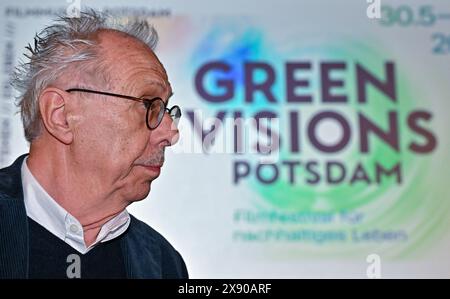 28. Mai 2024, Brandenburg, Potsdam: Dieter Kosslick, Festivaldirektor von Green Visions Potsdam, nimmt an einer Presseveranstaltung Teil, um das Filmfestival für nachhaltiges Wohnen Green Visions Potsdam im Kinosaal des Filmmuseums Potsdam vorzustellen. Die erste Ausgabe von „Green Visions Potsdam“ – dem neuen Filmfestival für nachhaltiges Wohnen – findet vom 30. Mai bis 2. Juni 2024 in Potsdam statt. Das Festival lädt nicht nur zu Kino- und Filmgesprächen mit Wissenschaftlern und Kreativen ein, sondern öffnet täglich seinen Markt für nachhaltiges Wohnen vor dem Filmmuseum Potsdam Stockfoto