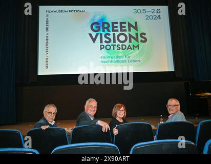 28. Mai 2024, Brandenburg, Potsdam: Dieter Kosslick (l-r), Festivaldirektor von Green Visions Potsdam, Bernd Rubelt, Stadtrat der Stadt Potsdam für Stadtentwicklung, Karen Arikian, Kuratorin von Green Visions Potsdam und Andreas Runze, Geschäftsführer der Runze und Casper Werbeagentur, nehmen Sie an einer Presseveranstaltung Teil, um das Filmfestival für nachhaltiges Leben „Green Visions Potsdam“ im Kinosaal des Filmmuseums Potsdam vorzustellen. Vom 30. Mai bis zum 2. Juni 2024 findet in Potsdam die erste Ausgabe von „Green Visions Potsdam“ – dem neuen Filmfestival für nachhaltiges Wohnen – statt. Th Stockfoto