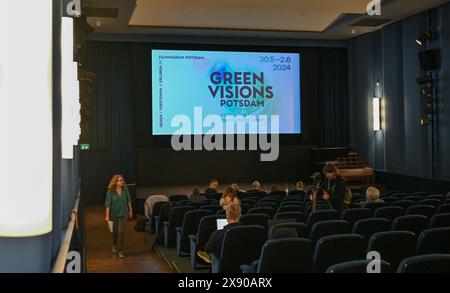 28. Mai 2024, Brandenburg, Potsdam: In einem Kino im Filmmuseum Potsdam findet eine Presseveranstaltung zur Einführung des Filmfestivals „Green Visions Potsdam“ für nachhaltiges Wohnen statt. Vom 30. Mai bis zum 2. Juni 2024 findet in Potsdam die erste Ausgabe von „Green Visions Potsdam“ – dem neuen Filmfestival für nachhaltiges Wohnen – statt. Das Festival lädt nicht nur zu Kino- und Filmgesprächen mit Wissenschaftlern und Kreativen ein, sondern öffnet auch jeden Tag seinen Markt für nachhaltiges Wohnen vor dem Filmmuseum Potsdam für Gäste und Neugierige. Mit freiem Eintritt, The Forth Stockfoto