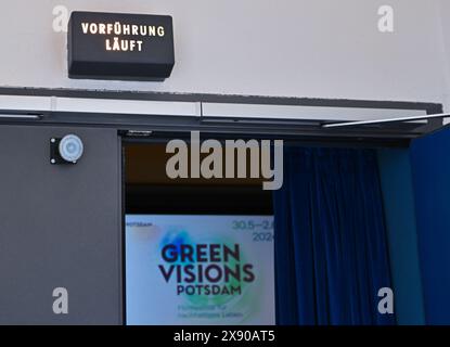 28. Mai 2024, Brandenburg, Potsdam: In einem Kino im Filmmuseum Potsdam findet eine Presseveranstaltung zur Einführung des Filmfestivals „Green Visions Potsdam“ für nachhaltiges Wohnen statt. Vom 30. Mai bis zum 2. Juni 2024 findet in Potsdam die erste Ausgabe von „Green Visions Potsdam“ – dem neuen Filmfestival für nachhaltiges Wohnen – statt. Das Festival lädt nicht nur zu Kino- und Filmgesprächen mit Wissenschaftlern und Kreativen ein, sondern öffnet auch jeden Tag seinen Markt für nachhaltiges Wohnen vor dem Filmmuseum Potsdam für Gäste und Neugierige. Mit freiem Eintritt, The Forth Stockfoto