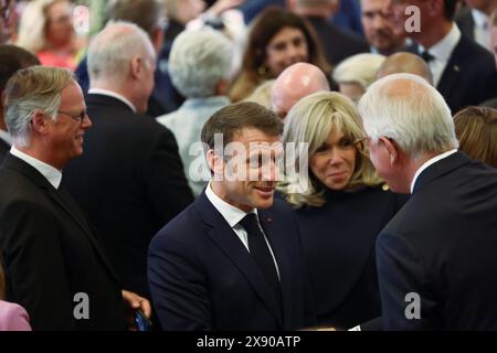 28. Mai 2024, Nordrhein-Westfalen, Münster: Der französische Staatspräsident Emmanuel Macron geht mit Brigitte Macron, der Frau des französischen Präsidenten, nach der Verleihung des Preises für den Internationalen Frieden von Westfalen durch den Ballsaal im historischen Rathaus Münsters. Der französische Präsident Macron und seine Frau besuchen auf Einladung von Bundespräsident Steinmeier zu einem dreitägigen Staatsbesuch in Deutschland. Foto: Rolf Vennenbernd/dpa Stockfoto