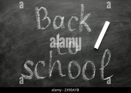 Inschrift zurück zur Schule auf Tafel auf grünem Hintergrund. Konzept - ein neues akademisches Jahr. Draufsicht Stockfoto