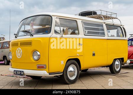 Scheveningen, Niederlande, 26.05.2024, Vintage, gelber Volkswagen Kombi von 1968 auf der Aircooler Oldtimer-Messe Stockfoto