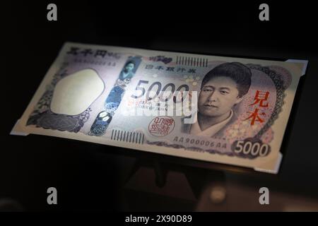 Neue japanische 5000-Yen-Banknote im Währungsmuseum des Instituts für Währungs- und Wirtschaftsstudien der Bank of Japan. Die neuen Banknoten werden ab dem 3. Juli 2024 in Umlauf sein. Es ist die erste Neugestaltung seit 20 Jahren. Die Frau auf der Banknote ist Tsuda Umeko, eine Pionierin in der Hochschulbildung für Frauen. Sie gründete eine der ersten privaten Frauenhochschulen in Japan, Joshi Eigaku juku (heute Tsuda University). Stockfoto