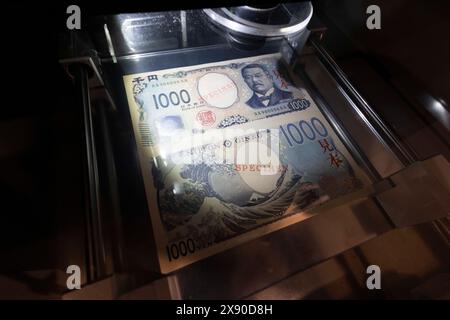 Neue japanische 1000-Yen-Banknote im Währungsmuseum des Instituts für Währungs- und Wirtschaftsstudien der Bank of Japan. Die neuen Banknoten werden ab dem 3. Juli 2024 in Umlauf sein. Es ist die erste Neugestaltung seit 20 Jahren. Der Mann auf der Banknote ist Kitasato Shibasabur?, ein Pionier-Mikrobiologe, der die Serumtherapie für Tetanus entwickelte, nachdem es gelungen war, die weltweit erste reine Kultur der Bakterien zu züchten. Er gründete das Institut für Infektionskrankheiten und das Kitasato Institute. Kitasato widmete sich der Ausbildung zukünftiger Ärzte und Forscher. Stockfoto