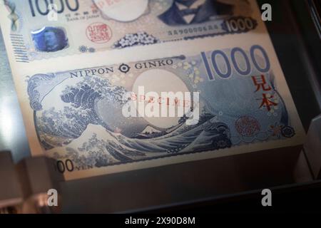 Neue japanische 1000-Yen-Banknote im Währungsmuseum des Instituts für Währungs- und Wirtschaftsstudien der Bank of Japan. Die neuen Banknoten werden ab dem 3. Juli 2024 in Umlauf sein. Es ist die erste Neugestaltung seit 20 Jahren. Die Illustration auf der Rückseite der Banknote ist die große Welle vor Kanagawa, die 1831 von Katsushika Hokusai geschaffen wurde. Stockfoto