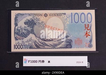 Neue japanische 1000-Yen-Banknote im Währungsmuseum des Instituts für Währungs- und Wirtschaftsstudien der Bank of Japan. Die neuen Banknoten werden ab dem 3. Juli 2024 in Umlauf sein. Es ist die erste Neugestaltung seit 20 Jahren. Die Illustration auf der Rückseite der Banknote ist die große Welle vor Kanagawa, die 1831 von Katsushika Hokusai geschaffen wurde. Stockfoto