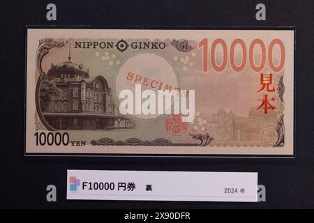 Neue japanische 10,000-Yen-Banknote im Währungsmuseum des Instituts für Währungs- und Wirtschaftsstudien der Bank of Japan. Die neuen Banknoten werden ab dem 3. Juli 2024 in Umlauf sein. Es ist die erste Neugestaltung seit 20 Jahren. Die Abbildung auf der Rückseite der Banknote zeigt den Bahnhof Tokio (Marunouchi Station), ein historisches Gebäude, das allgemein als „Station Roter Ziegelstein“ bekannt ist. Stockfoto