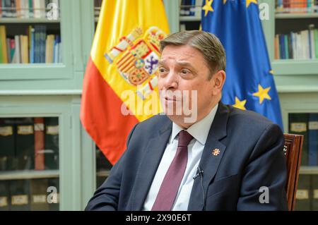 (240528) -- MADRID, 28. Mai 2024 (Xinhua) -- der spanische Minister für Landwirtschaft, Fischerei und Ernährung Luis Planas spricht während eines Interviews mit Xinhua am 24. Mai 2024 in Madrid, Spanien. Interview: Spanien, China hat 'große Möglichkeiten' in der Zusammenarbeit in der Agrar- und Ernährungswirtschaft -- Minister (spanisches Ministerium für Landwirtschaft, Fischerei und Ernährung/Handout Via Xinhua) Stockfoto