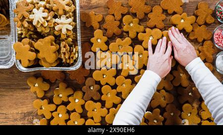 Festliche Lebkuchen-Sandwiches auf rustikalem Holztisch Stockfoto