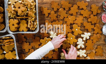 Festliche Lebkuchen-Sandwiches auf rustikalem Holztisch Stockfoto