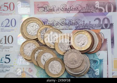 Sterling-Banknoten und -Münzen. Immer mehr Menschen verwenden jetzt Kredit- und Debitkarten, um Geld zu sparen. Kredit: Maureen McLean/Alamy Stockfoto